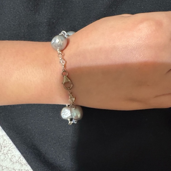 Gray Pearl and Silver-Link Bracelet - Women's Fashion Jewelry - Picture 3 of 4